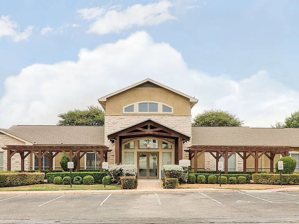 Lakeline Apartments