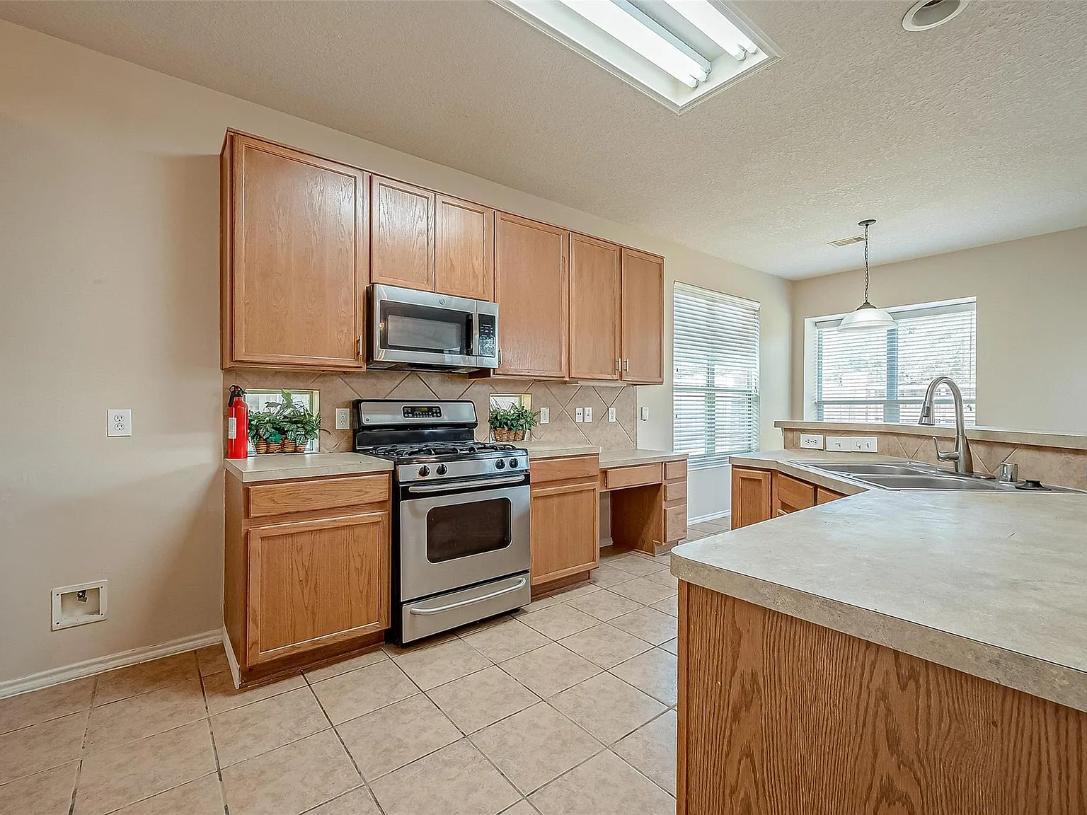 5 bed, 3.5 bath, 3306 sqft, $2,800 — Photo 1