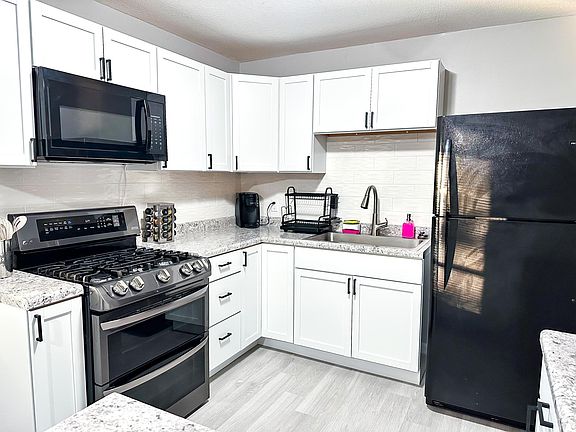 Full kitchen