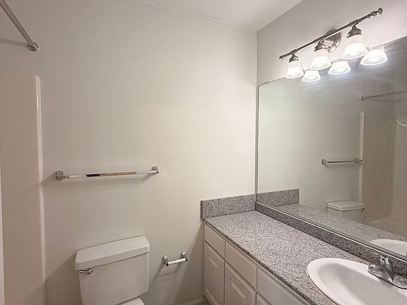 3rd image of 928 Harvard Pl