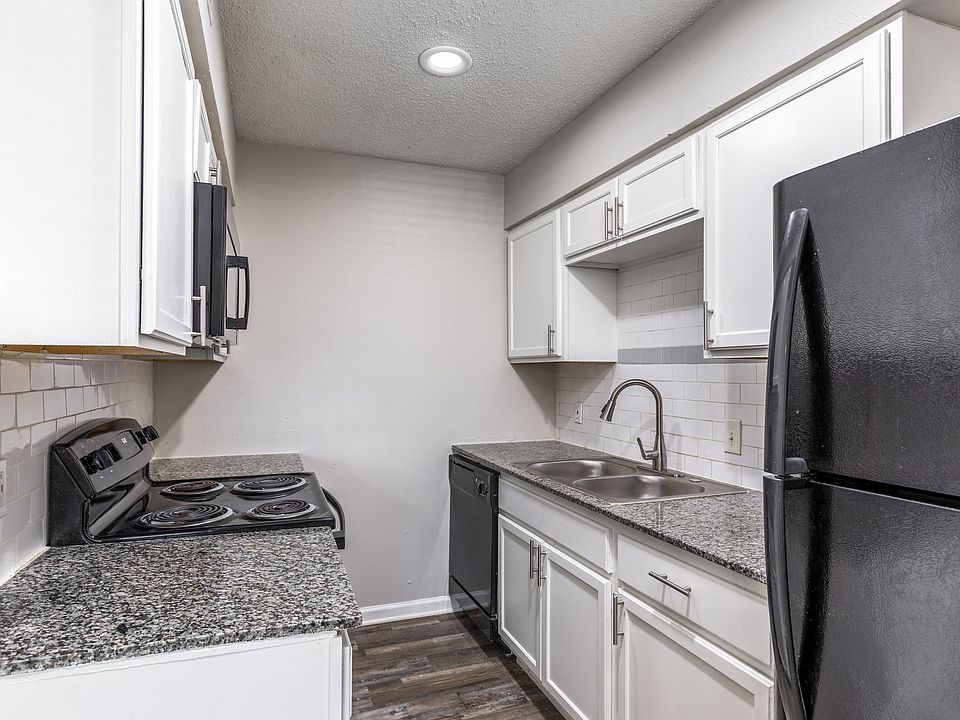 A1 - 1BD, 1BA - 735SF - Kitchen
