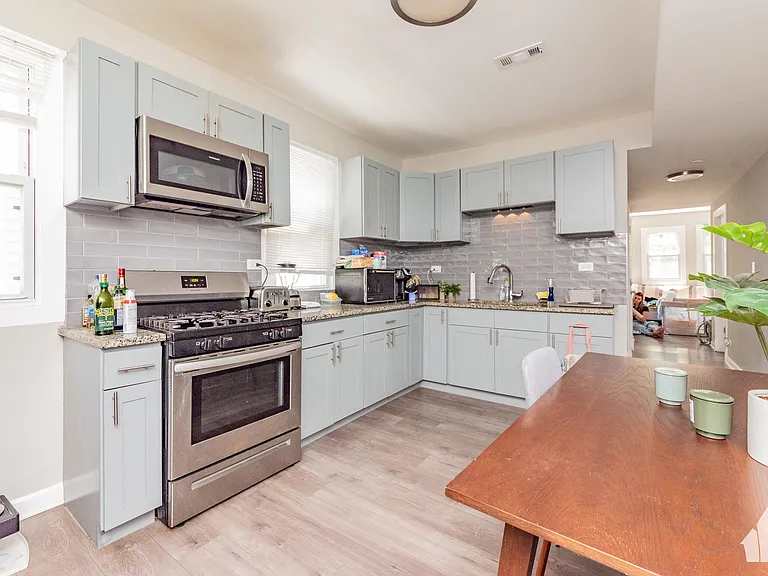 2923 N Avers Ave #2 — Photo 6