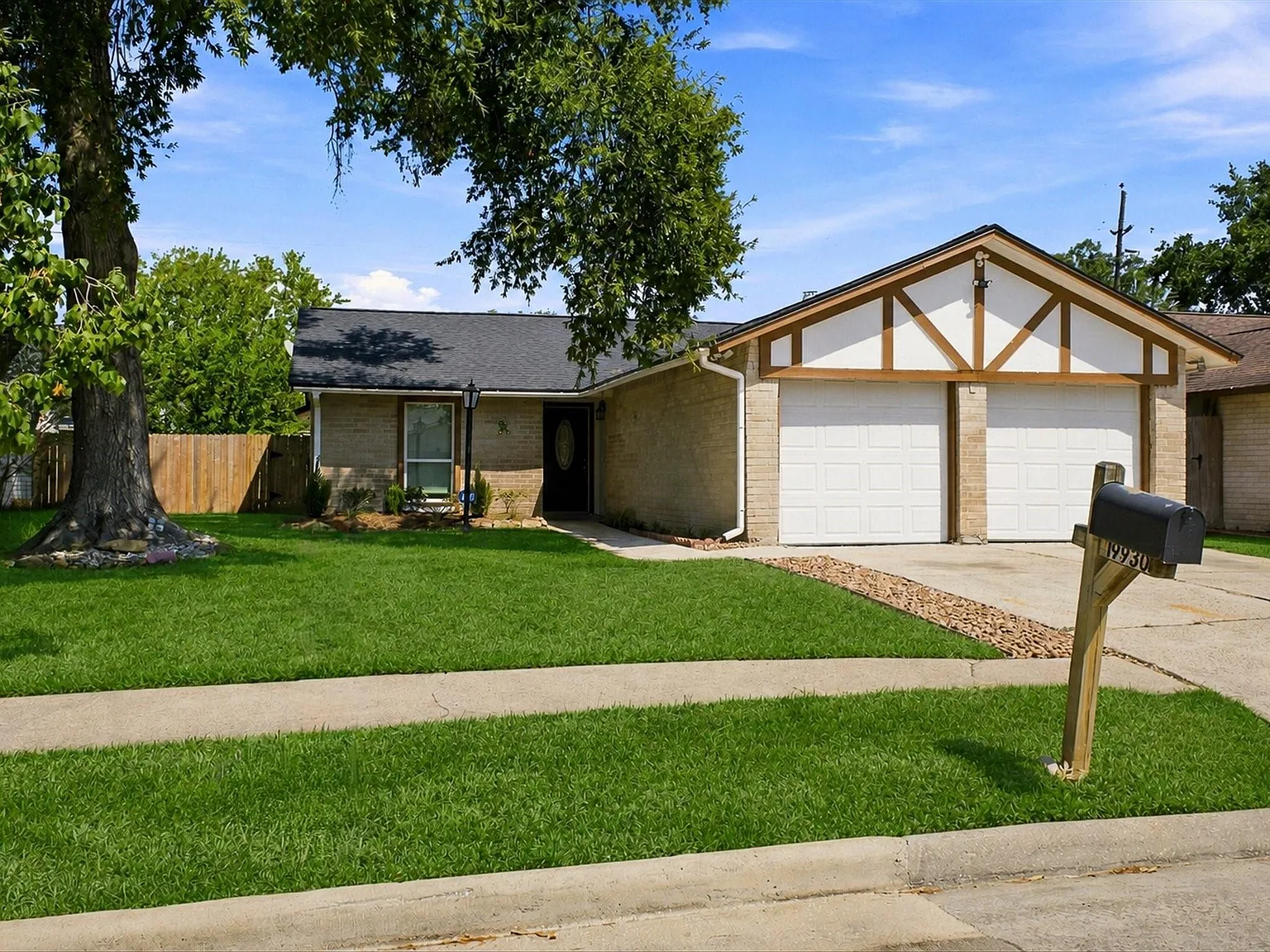 3 bed, 2.0 bath, 1397 sqft, $2,000 — Photo 3
