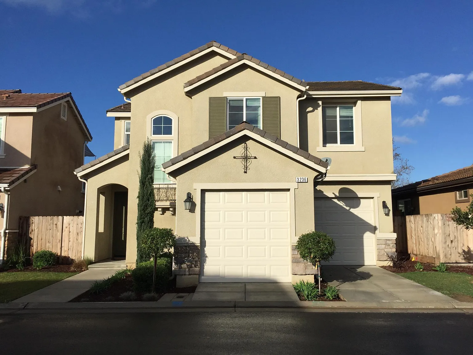 3 bed, 2.5 bath, 1560 sqft, $2,400 — Photo 1