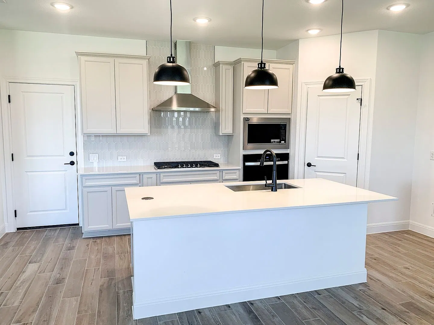 Stunning Brand New Home In Manor Tx — Photo 4