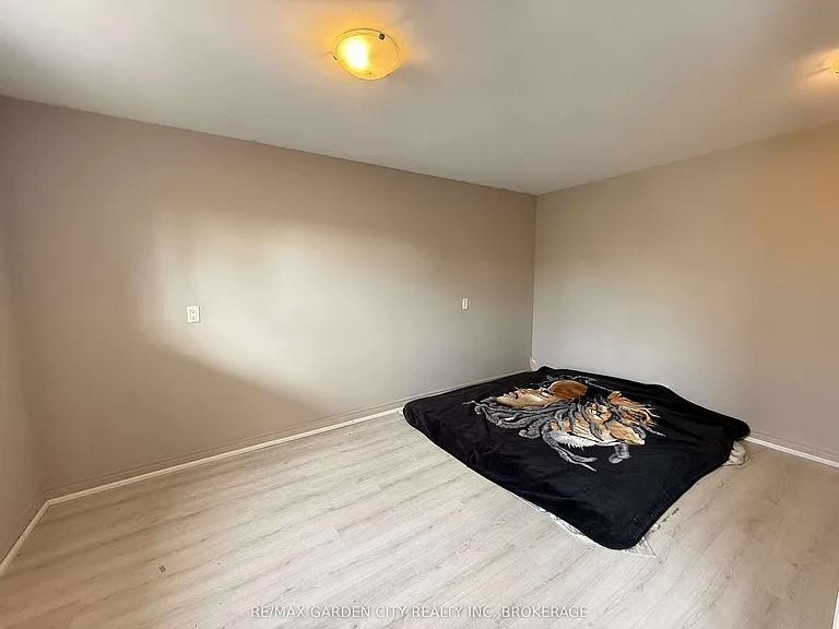 130 Saint Paul Cres E #1 — Photo 8