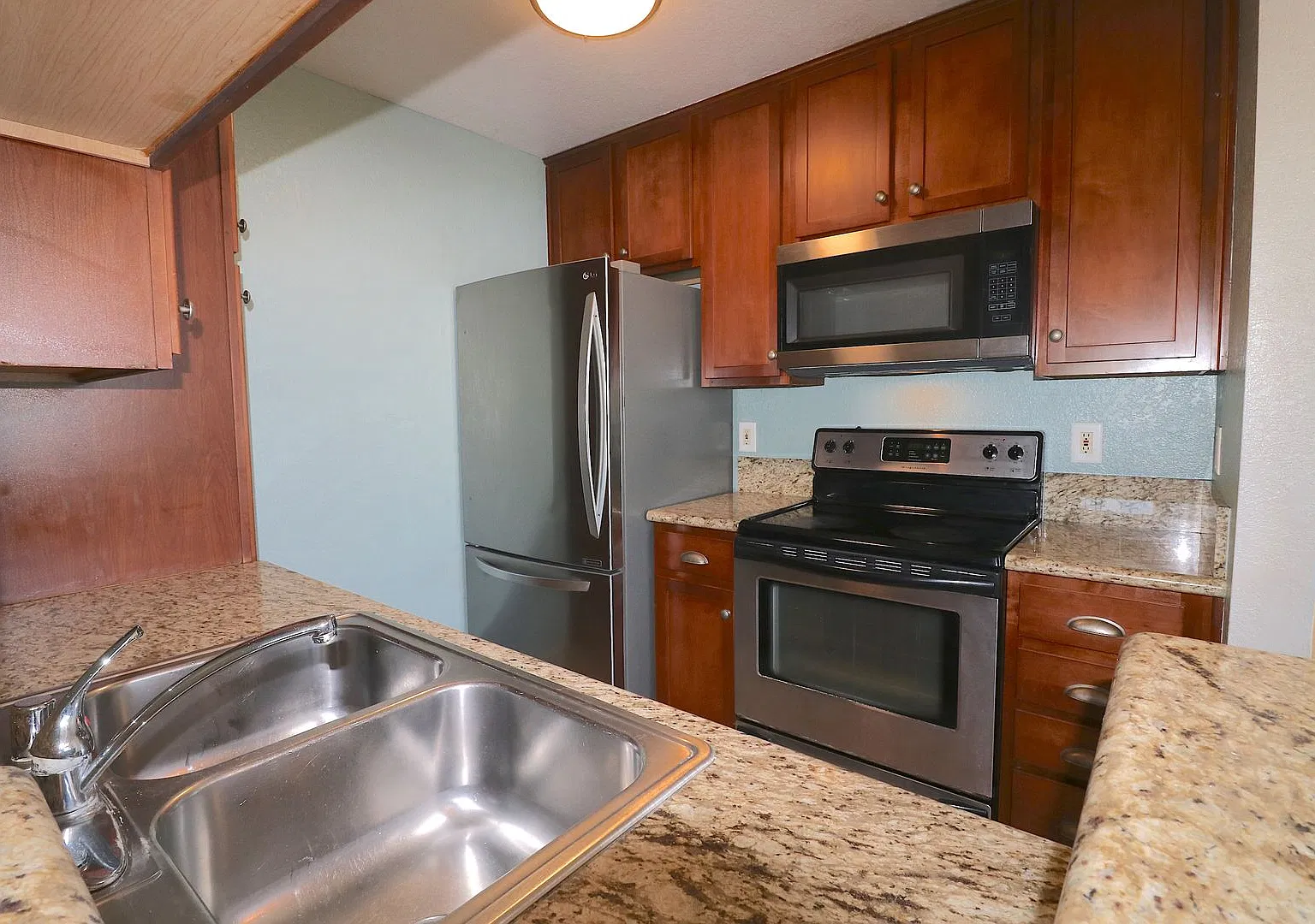 2nd floor 2 bed/ 2 bath condo in North Park/ Normal Heights! 1 car garage, driveway, WD in unit — Photo 2