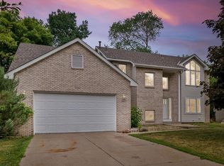 706 Meadow Ln, Woodbury, MN 55125