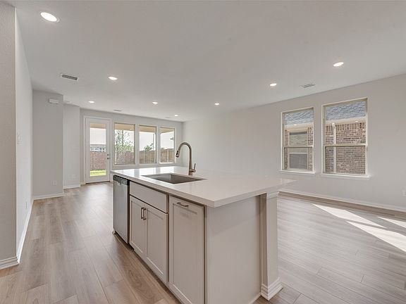 4th image of 1709 Sandy Pond St