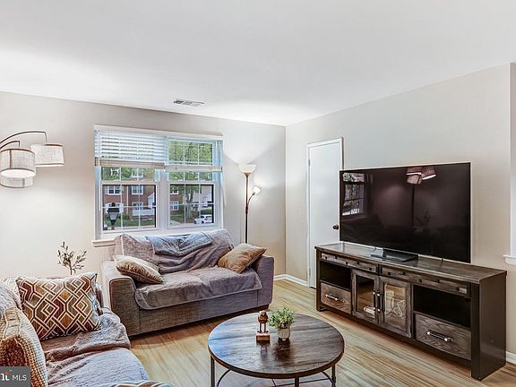 2nd image of 2837 S Wakefield St #D
