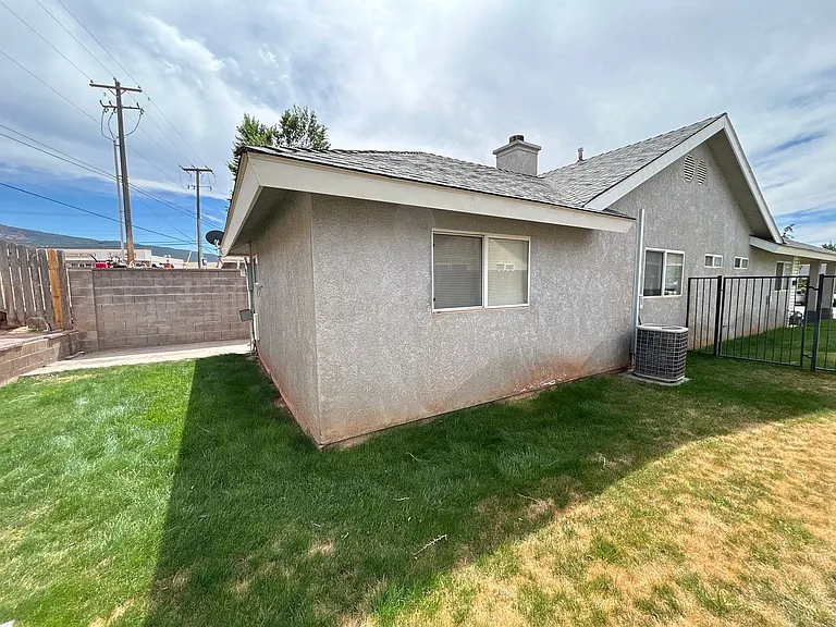 581 S 225 W — Photo 17