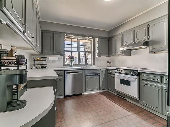 2nd image of 4312 N Grove Ave
