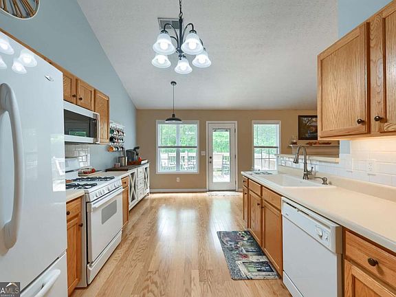 4th image of 18 Mountain Ct
