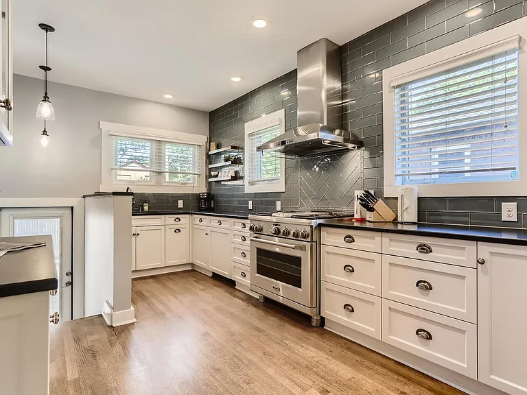860 Adams St — Photo 10