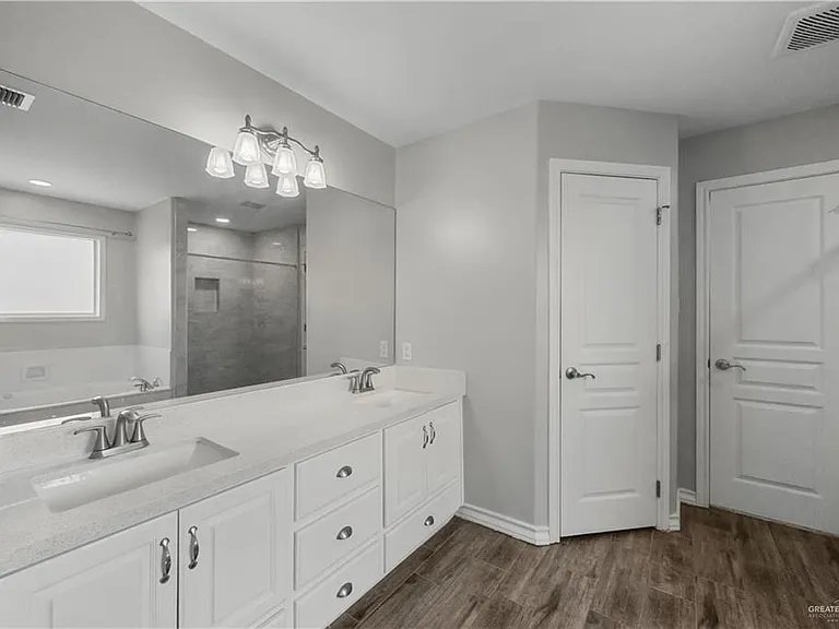 2711 Leslie St — Photo 14