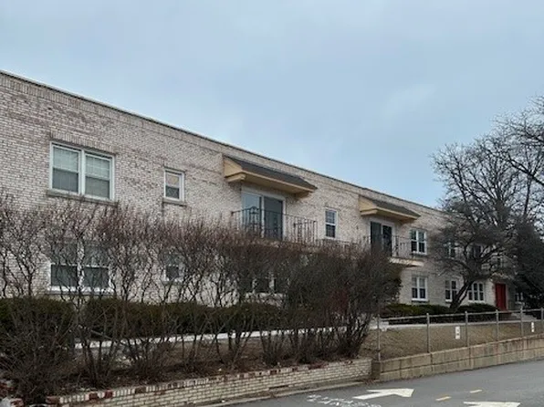 2103 Saint Johns Ave APT A, Highland Park, IL 60035