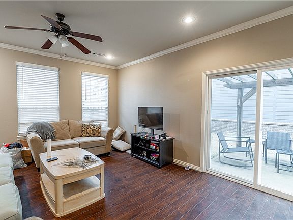 4th image of 612 N Tennyson Ln
