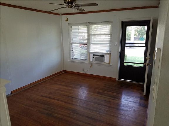 2nd image of 843 Harbor Dr
