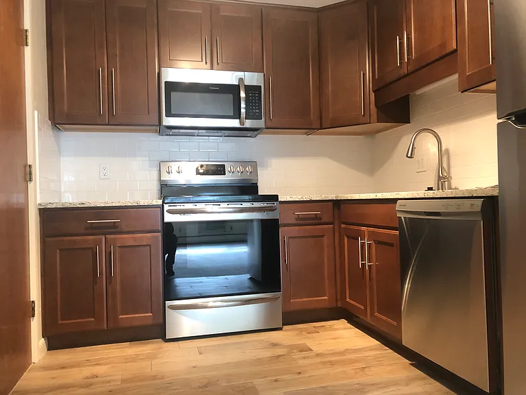 Lexington St Apartments — Photo 12