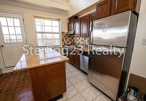 3rd image of 2566 12th St #5