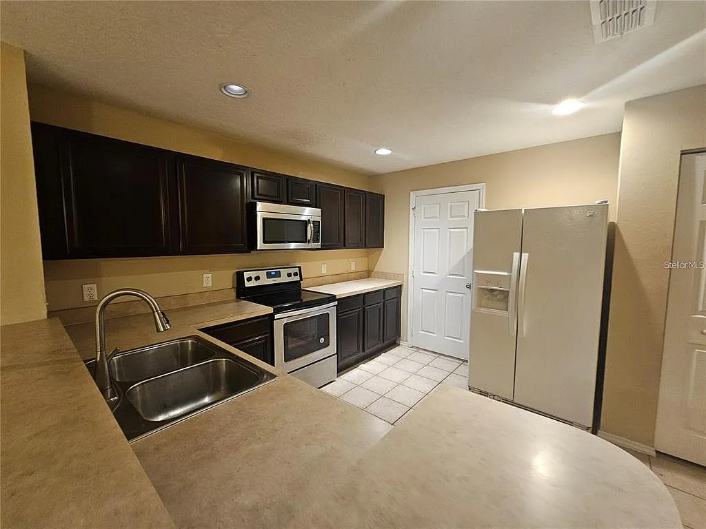2 bed, 2.5 bath, 1308 sqft, $1,975 — Photo 4