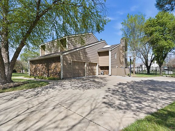 2nd image of 2571 N Greenleaf Ct