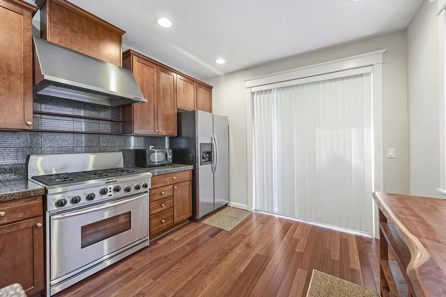 3 bed, 3.5 bath, 1636 sqft, $3,300 — Photo 4
