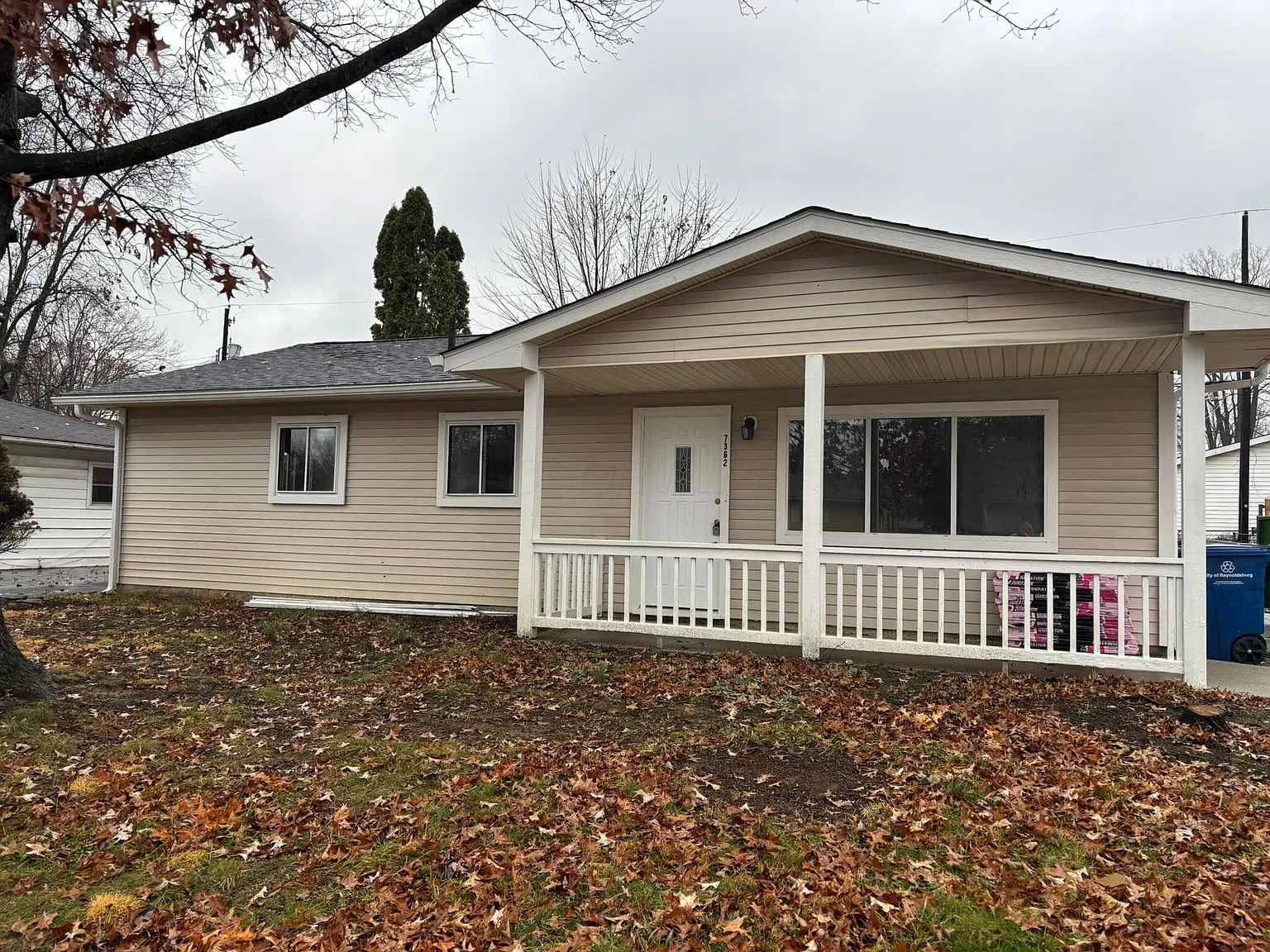 3 bed, 1.0 bath, 984 sqft, $1,945 — Photo 1