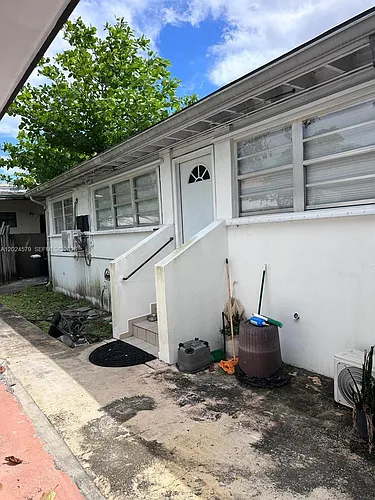 923 SW 43rd Ave #1 Photo 1