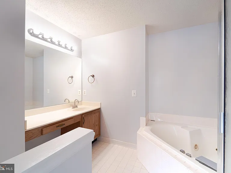 413 Lakeview Ct — Photo 38