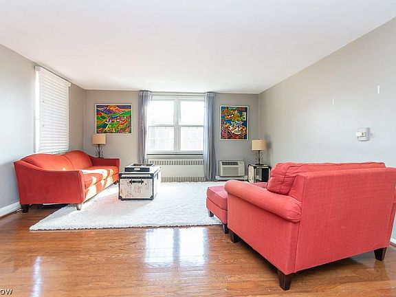 4th image of 19100 Van Aken Blvd #521