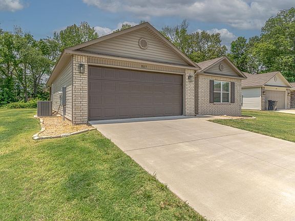 3rd image of 805 Elizabeth Ln