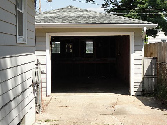 3rd image of 2932 Avenue I
