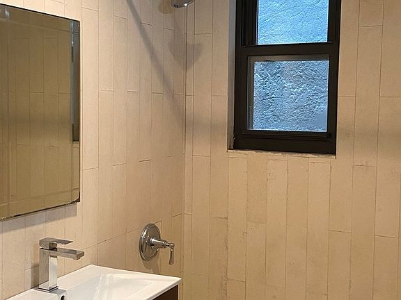 3rd image of 215 2nd Ave APT D2