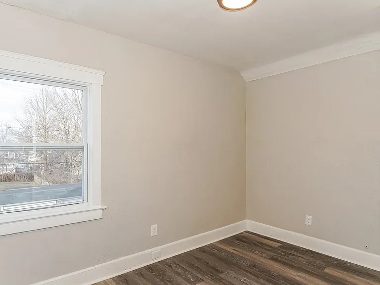 438299_028_bedroom_13585030.jpg