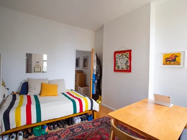 194 Vernon Avenue image 10 of 23