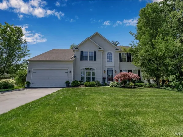 3 Hilltowne Dr, Orchard Park, NY 14127