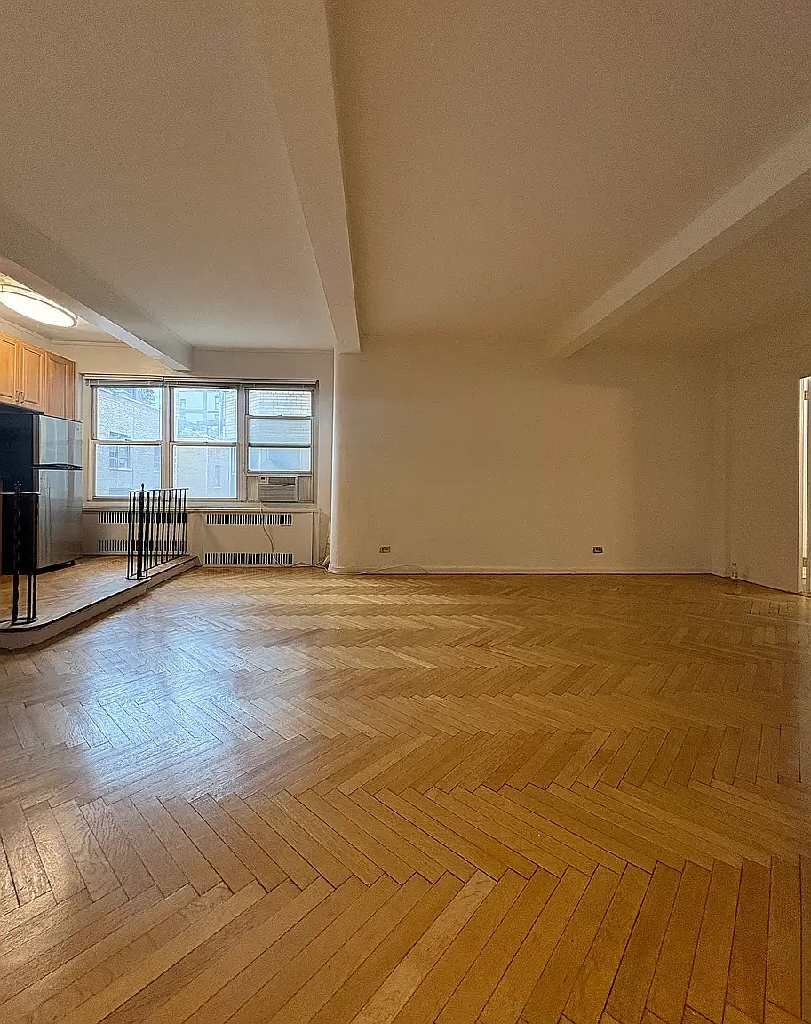 139 East 35th Street — Photo 4