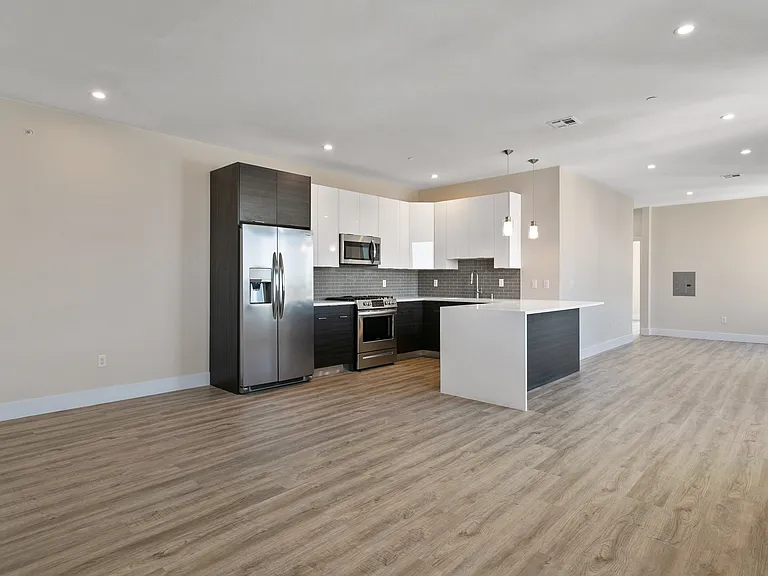 E Plaza & Residences — Photo 35