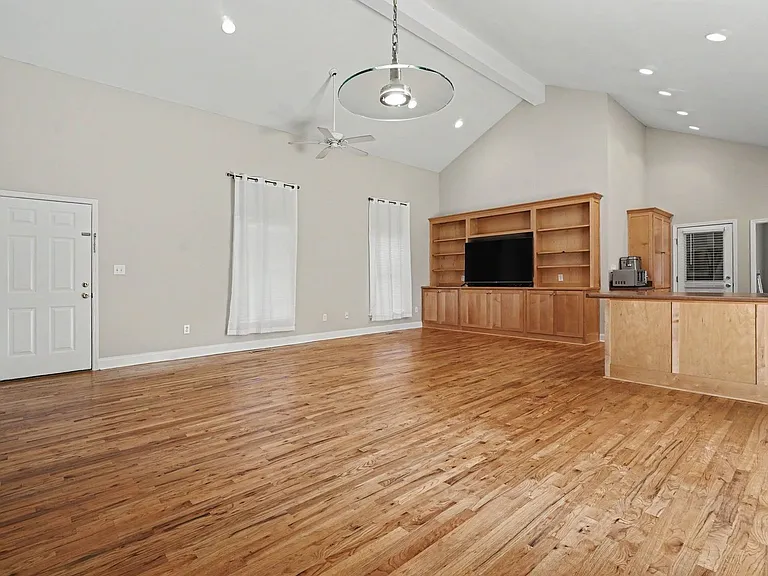 290 University Cir — Photo 7