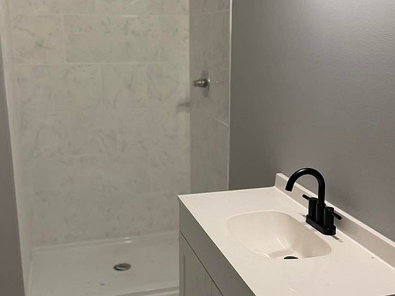 4th image of 1043 Henley St