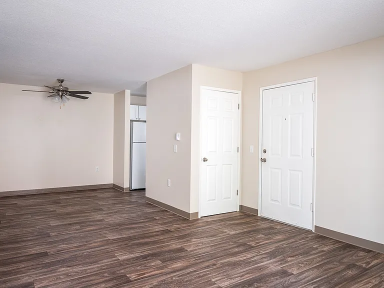 Suzann Plaza Apartments — Photo 23
