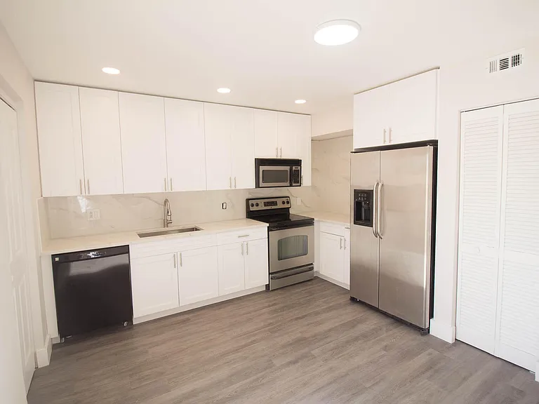 223 SE 11th Ave #223 — Photo 7