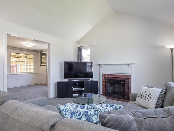 4th image of 985 E Grant Pl