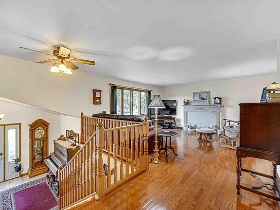 4th image of 3030 Emerald Dr
