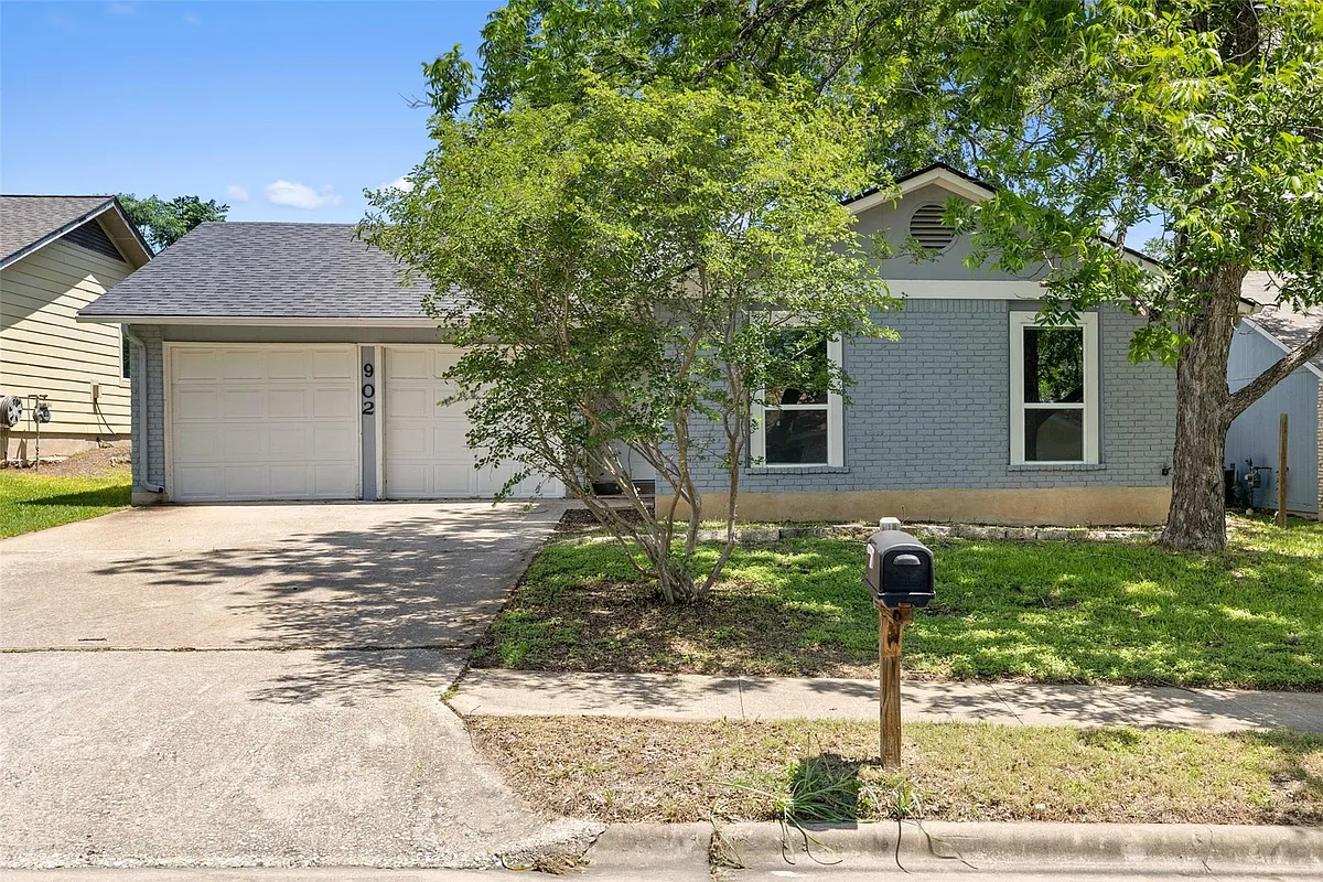 Building Photo - 902 Hillside Oaks Dr