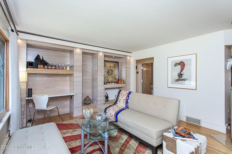 5th image of 832 N Broadway