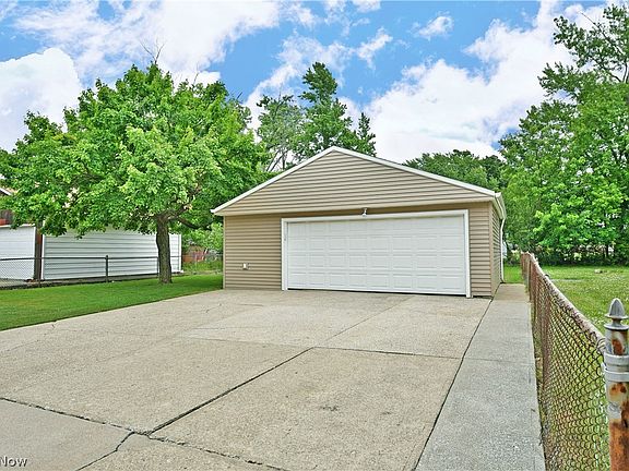 3rd image of 1239 Churchill Rd