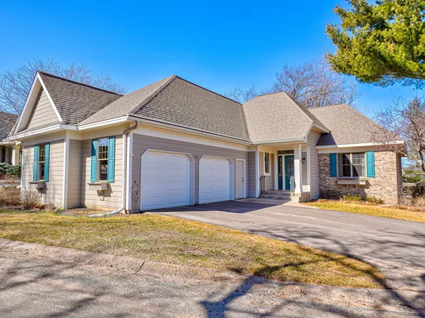 1 Knoll Rd, North Oaks, MN 55127