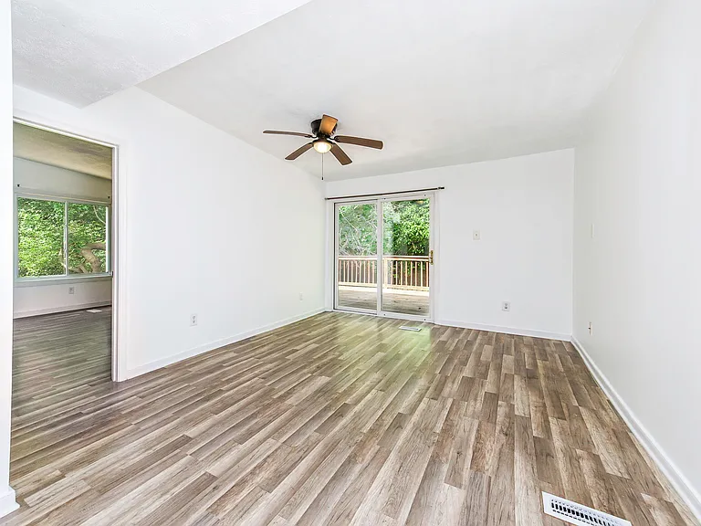 1208 Louis Ln — Photo 24